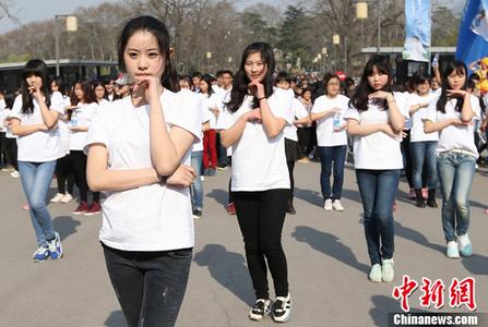 女子与人争执伸手抢夺民警佩枪